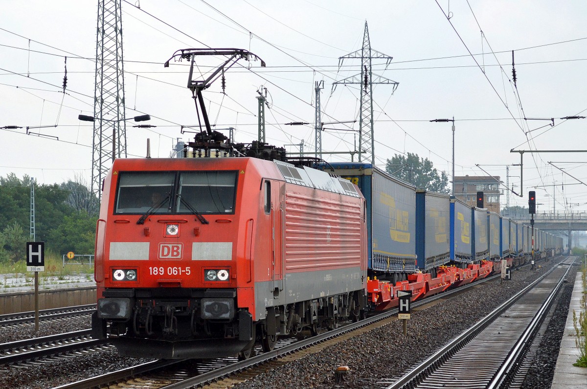 189 061-5 mit Taschenwagenzug (Sped. LKW WALTER) zum Kurzhalt mit Personalwechsel am 09.07.14 im Bhf. Flughafen Berlin-Sch�nefeld.