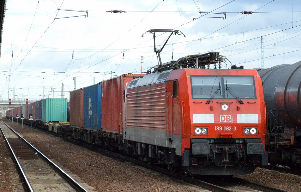 189 062-3 mit Containerzug am 19.11.15 Bhf. Flughafen Berlin-Schönefeld.