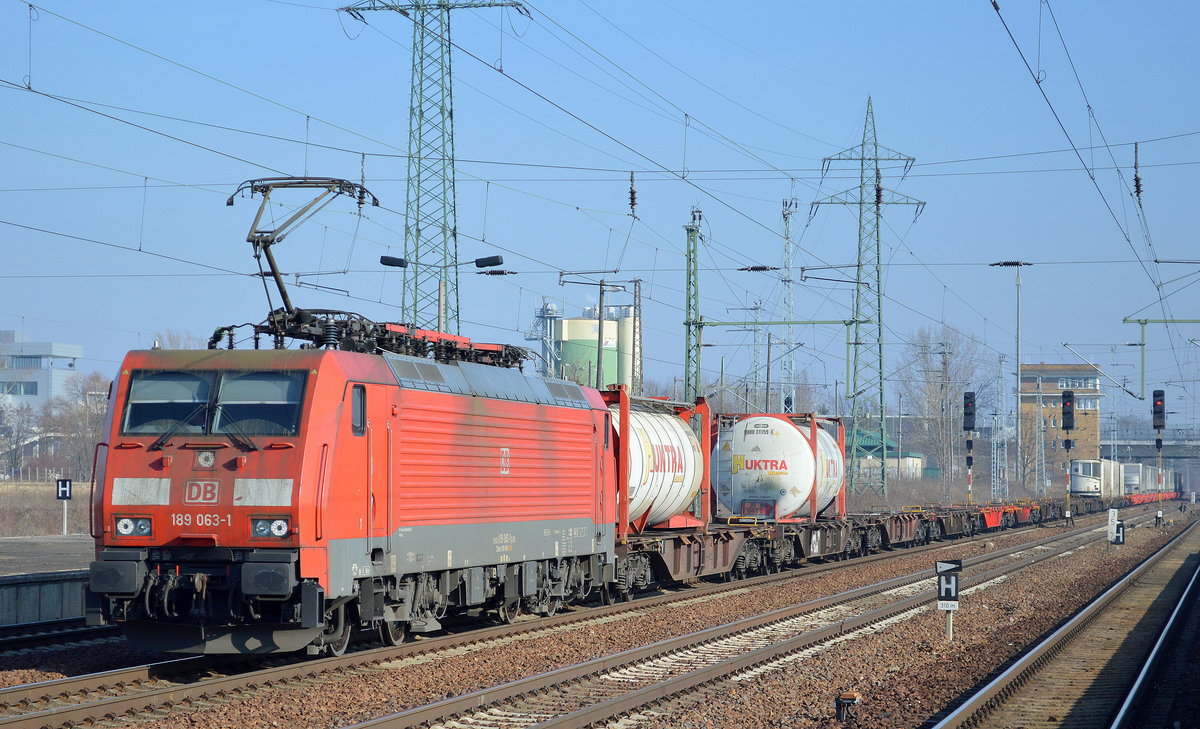 189 063-1 mit einem Container- und Taschenwagen Güterzug am 13.02.17 Bf. Flughafen Berlin-Schönefeld. 