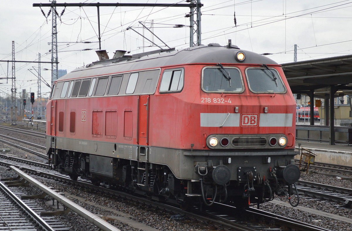 218 832-4 beim täglichen Wechsel vom S-Bahngleis auf die regulären Bahnschienen im Bhf. Berlin-Lichtenberg, ein IC Nachtzug steht schon abholbereit an einem der Bahnsteige, 30.03.16