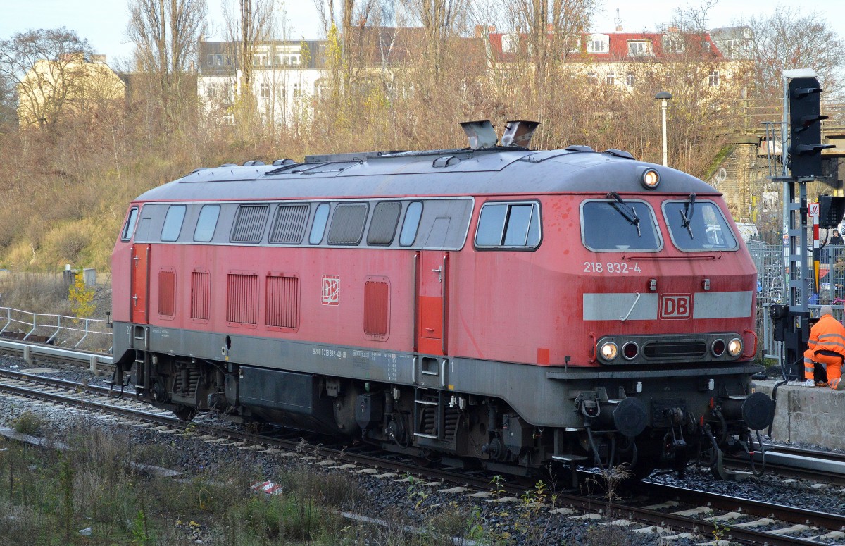 218 832-4 wartet auf Weiterfahrt zum Bhf. Berlin-Lichtenberg, 10.12.15 Berlin-Ostkreuz.