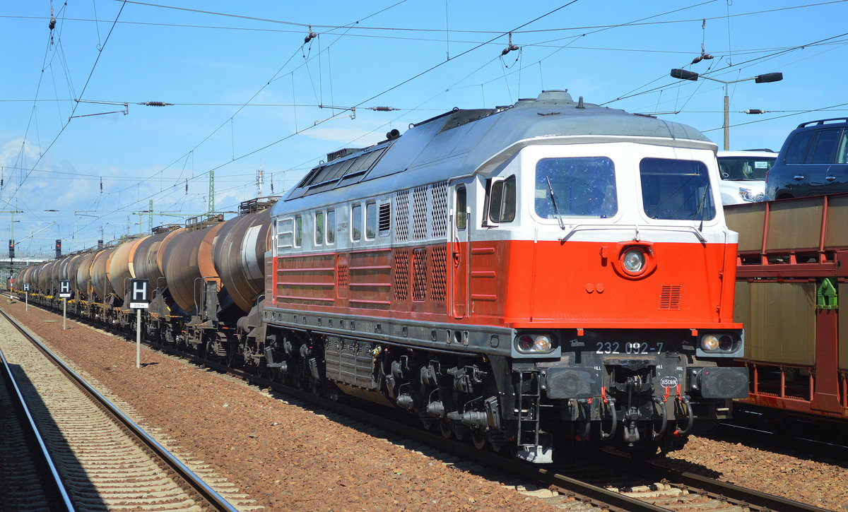 232 092-7 mit ganzzug Knickkesselwagen am 06.07.16 Bf. Flughafen Berlin-Schönefeld.