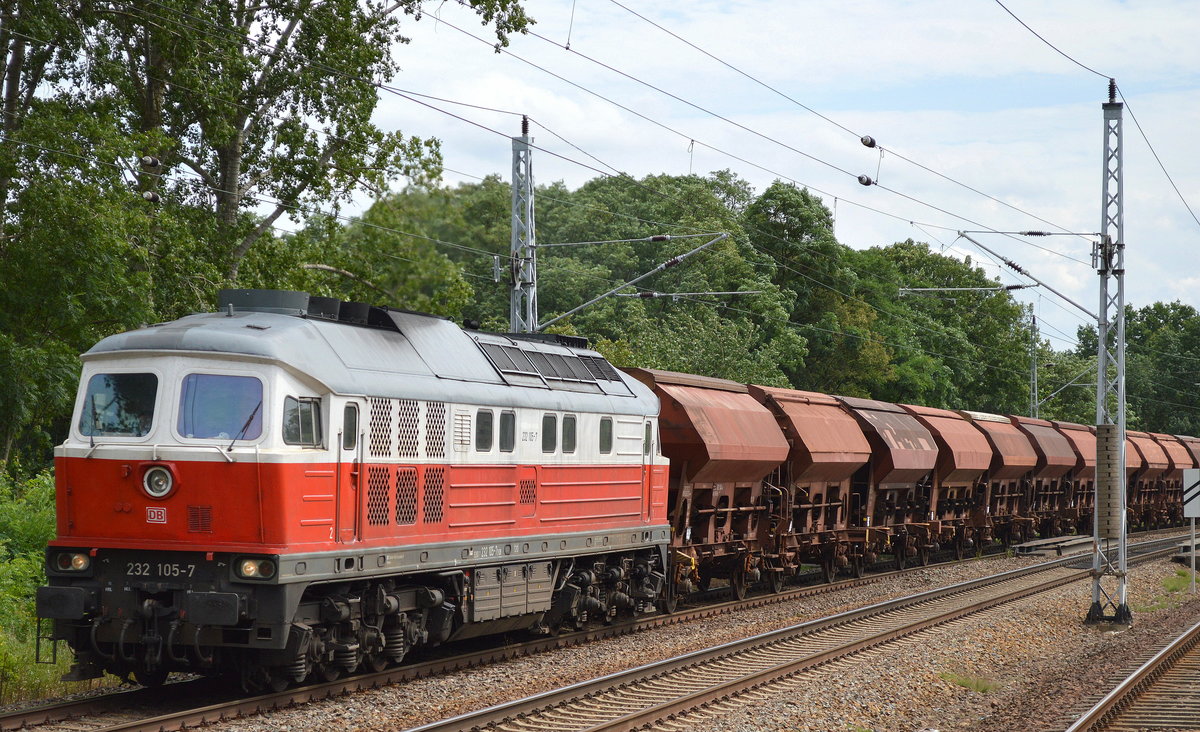 232 105-7 mit Ganzzug gedeckter Schüttgutwagen am 04.08.17 Mühlenbeck bei Berlin Richtung Oranienburg.