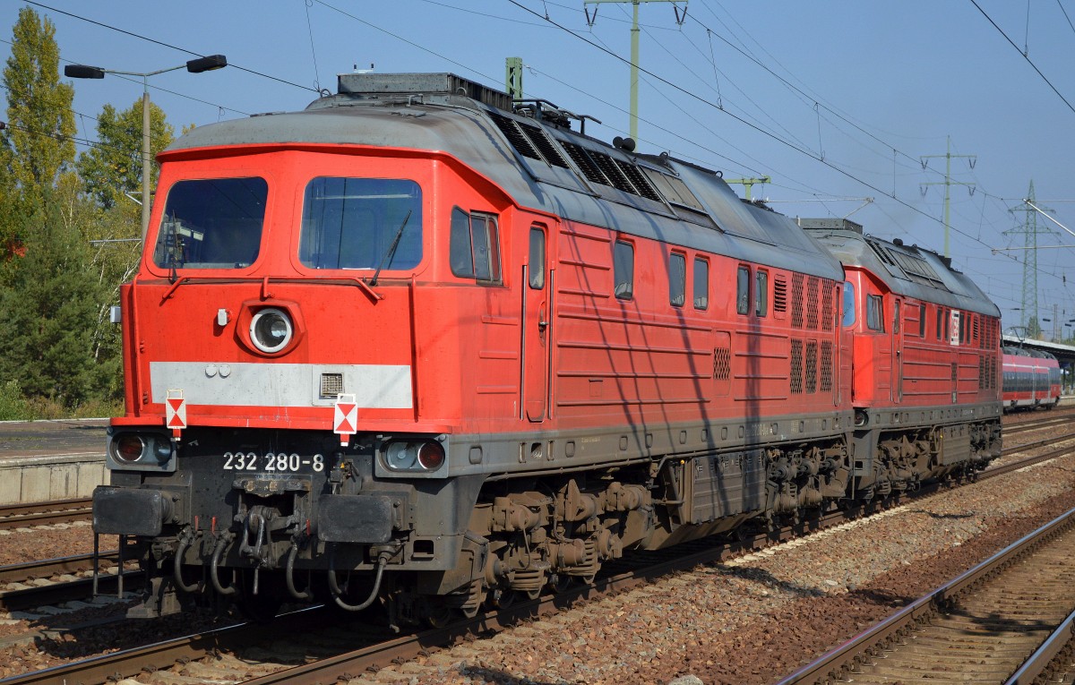 232 280-8 am Haken von MEG 314 am 05.10.15 Bhf. Flughafen Berlin-Schönefeld.