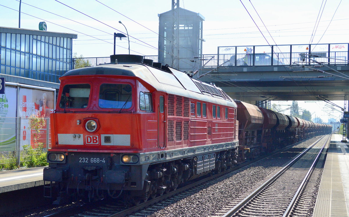 232 668-4 hat einen langen Schüttgutwagenzug in der Industrieübergabe Nordost abgeholt am 19.09.17 BF. Berlin-Hohenschönhausen.