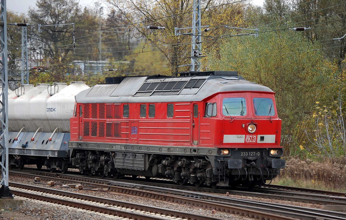 233 127-0 mit Ganzzug CEMEX Staubgutwagen Richtung Industrie�bergabegebiet Berlin Nordost, 11.11.13 Berlin-Springpfuhl.