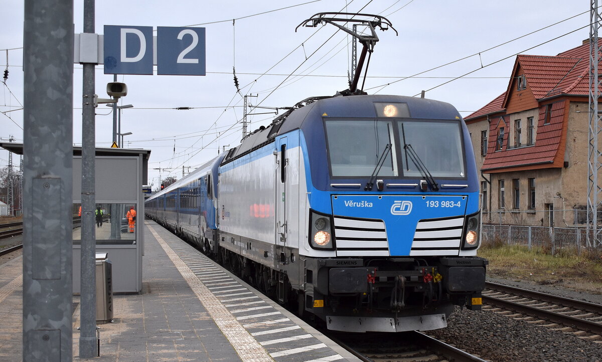 ČD - České dráhy a.s., Praha [CZ] mit der geleasten Rolling Stock Lease s.r.o. Vectron  193 983-4 , Name:  Věruška  [NVR-Number: 91 80 6193 983-4 D-RAILL] und EC Richtung Prag am 27.11.25 Durchfahrt Bahnhof Elsterwerda.