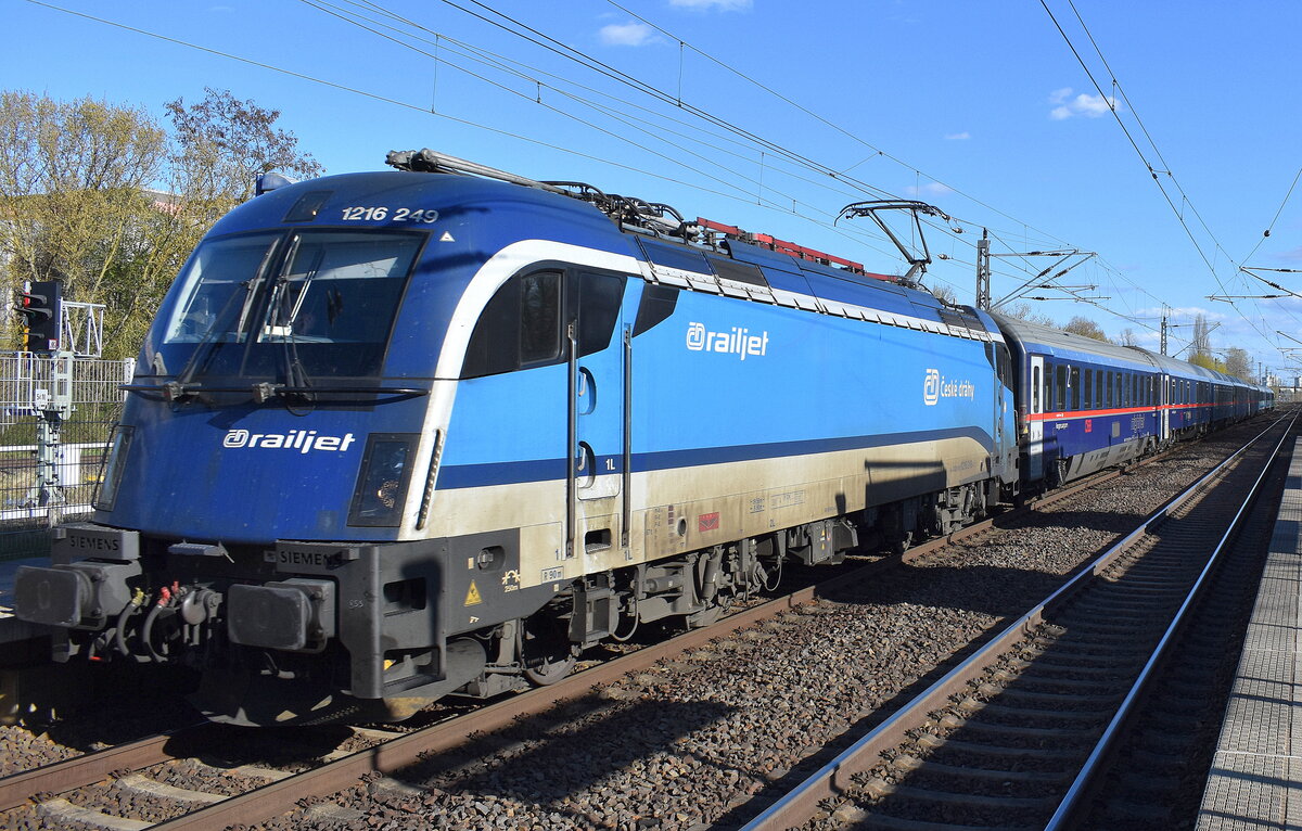 ČD - České dráhy a.s., Praha [CZ] mit dem angemieteten österreichischen railjet Taurus  1216 249  [NVR-Nummer: 91 81 1216 249-3 A-ÖBB] zur Bereitstellung als Nightjet (NJ 457) weiter nach Budapest zur Bereitstellung am 07.04.26 Höhe Bahnhof Berlin-Hohenschönhausen.