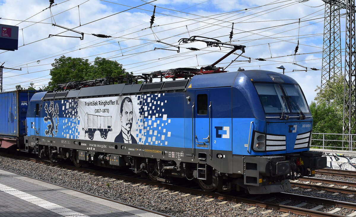 ČD Cargo a.s., Praha [CZ] mit ihrer  383 015-5  [NVR-Nummer: 91 54 7383 015-5 CZ-CDC] und einem Containerzug am 16.05.25 Höhe Bahnhof Saarmund.