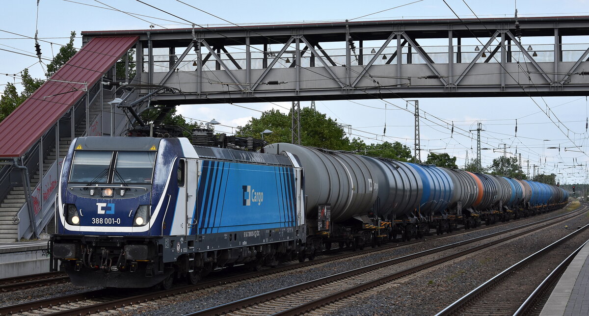 ČD Cargo a.s., Praha [CZ] mit ihrer  388 001-0  [NVR-Nummer: 91 54 7388 001-0 CZ-ČDC] und einem Kesselwagenzug am 25.06.25 Höhe Bahnhof Saarmund.