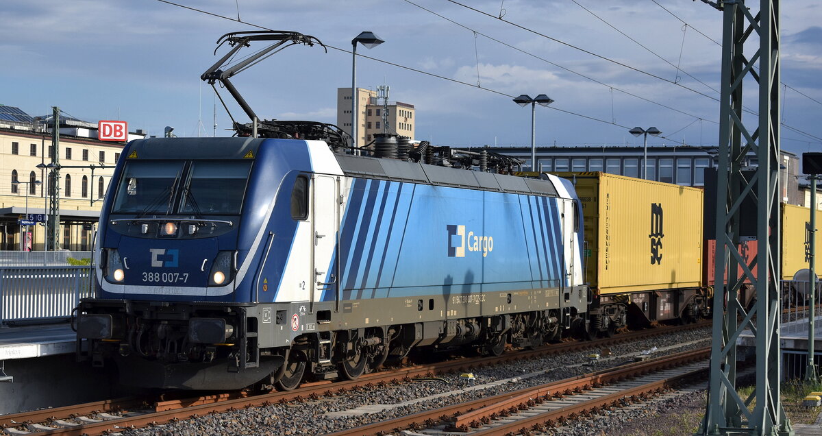 ČD Cargo a.s., Praha [CZ] mit ihrer  388 007-7  [NVR-Nummer: 91 54 7388 007-7 CZ-ČDC] und einem Containerzug am 01.08.25 Durchfahrt Bahnhof Magdeburg Hbf.