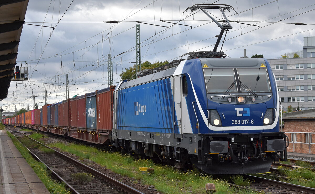 ČD Cargo a.s., Praha [CZ] mit ihrer  388 017-6  [NVR-Nummer: 91 54 7388 017-6 CZ-CDC] und einem Containerzug am 11.09.25 Höhe Bahnhof Magdeburg-Neustadt.