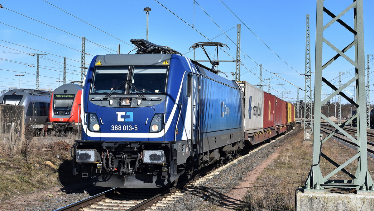 ČD Cargo a.s., Praha [CZ]  mit ihrer  388 013-5  [NVR-Nummer: 91 54 7388 013-5 CZ-CDC] und einem Containerzug am 02.03.26 Durchfahrt Bahnhof Lutherstadt Wittenberg Hbf.