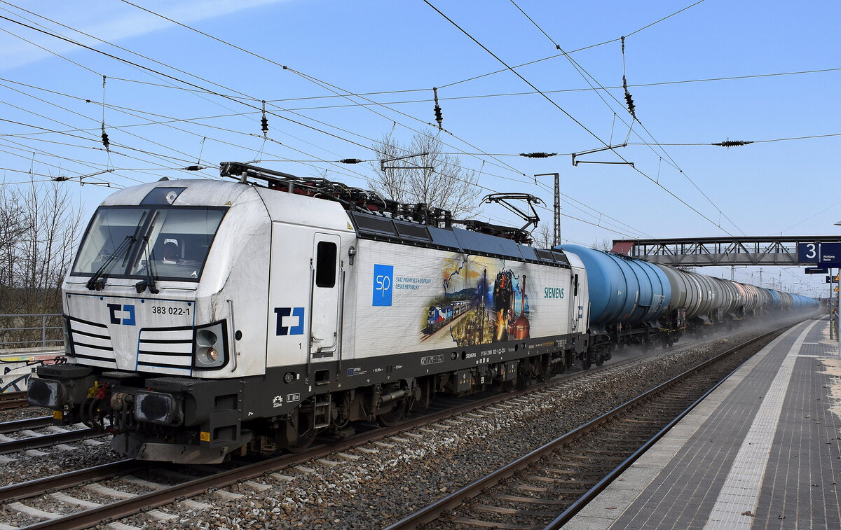 ČD Cargo a.s., Praha [CZ] mit ihrer Vectron  383 022-1  [NVR-Nummer: 91 54 7383 022-1 CZ-CDC] und  einem Kesselwagenzug am 09.03.26 Höhe Bahnhof Saarmund.