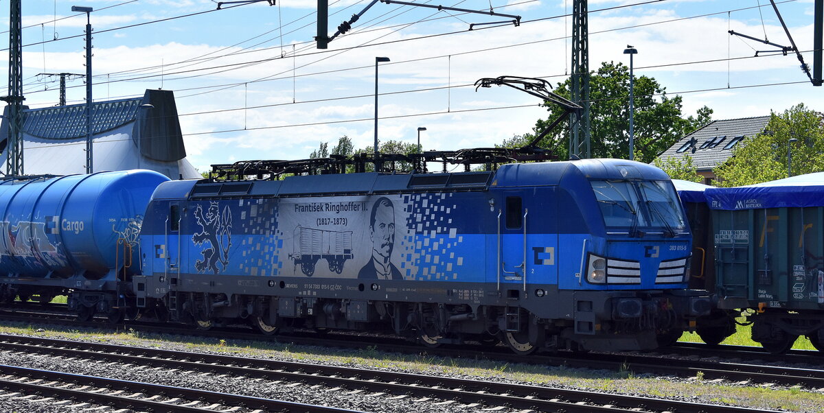 ČD Cargo a.s., Praha [CZ] mit ihrer Vectron  383 015-5  [NVR-Nummer: 91 54 7383 015-5 CZ-CDC] und einem Kesselwagenzug (f�r Dieselkraftstoff) am 18.05.26 H�he Bahnhof Magdeburg Hbf.
