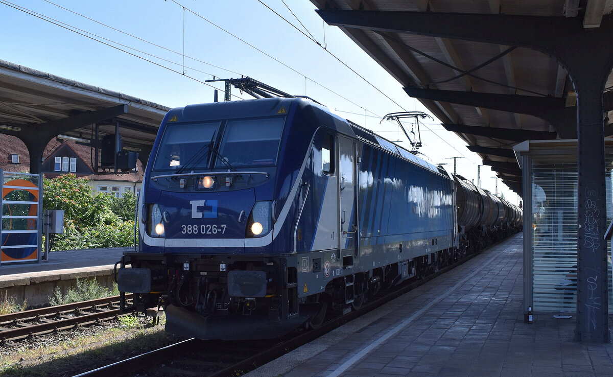 ČD Cargo a.s., Praha [CZ]mit ihrer recht neuen  388 026-7  [NVR-Nummer: 91 54 7388 026-7 CZ-CDC] und einem Kesselwagenzug (für flüssige umweltgefährdende Stoffe) am 11.08.25 Durchfahrt Bahnhof Magdeburg-Neustadt.