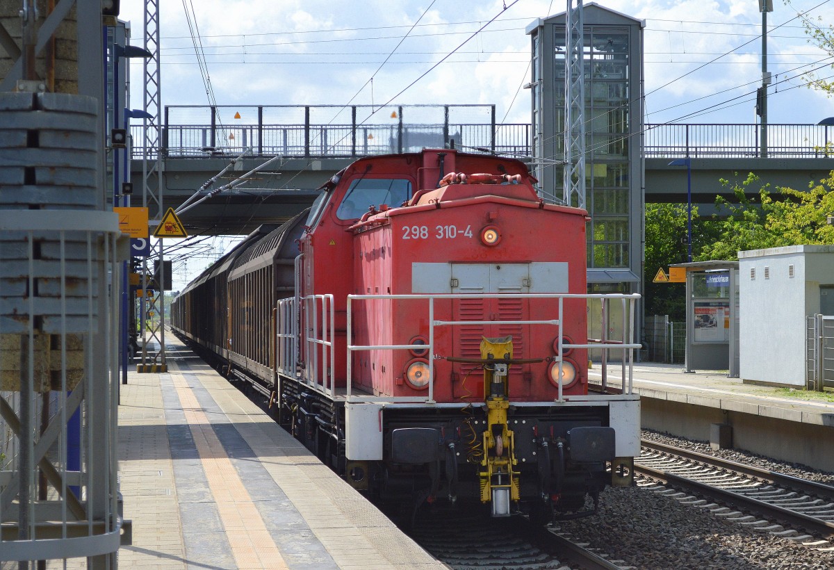 298 310-4 mit einem gemischten Güterzug am 15.07.15 Berlin-Hohenschönhausen.