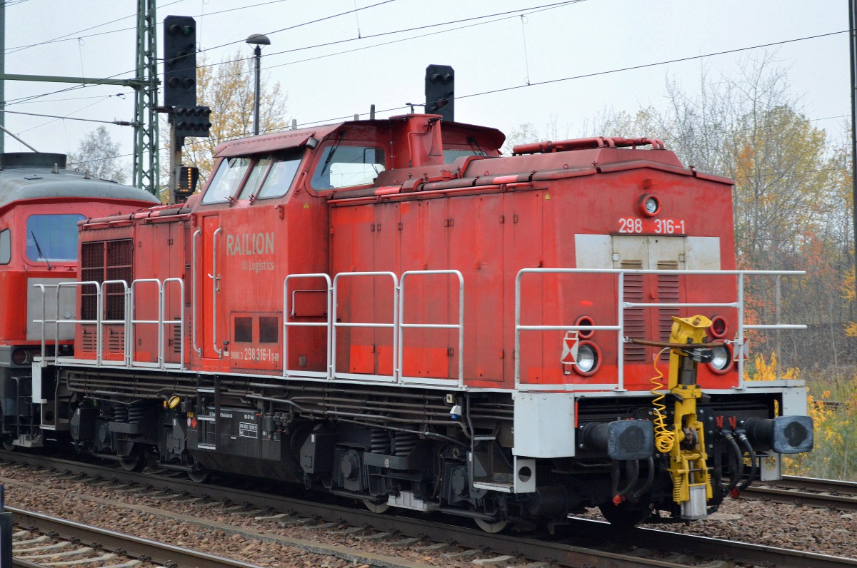 298 316-1 am Haken von 232 909-2 am 30.10.15 Durchfahrt Flughafen Berlin-Schönefeld.