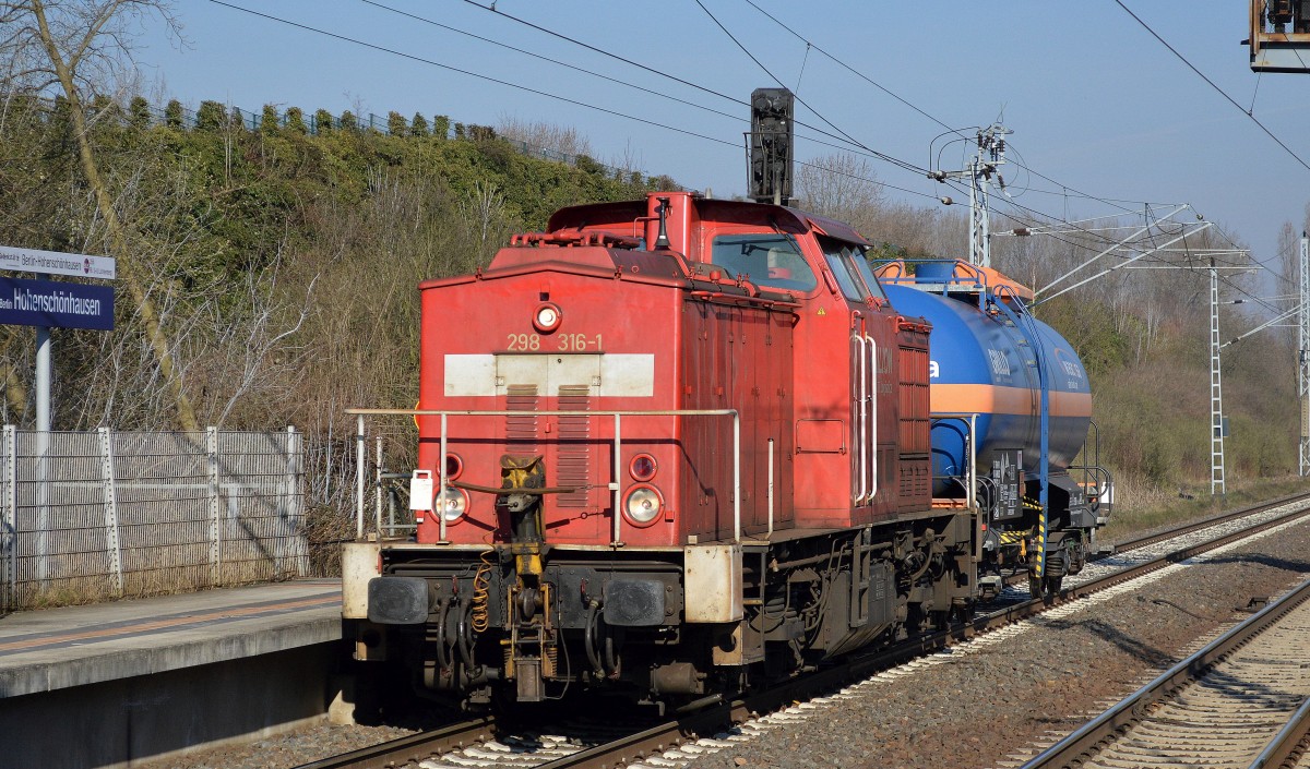 298 316-1 mit einem Gasdruckkesselwagen (Schwefeldioxid) bei einer Übergabefahrt Richtung Industrieübergabegebiet Berlin Nordost am 19.03.15 Berlin-Hohenschönhausen.