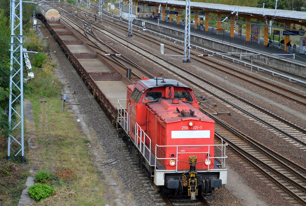 298 321-1 mit einem gemischten Übergabezug am 30.09.16 Berlin-Springpfuhl.