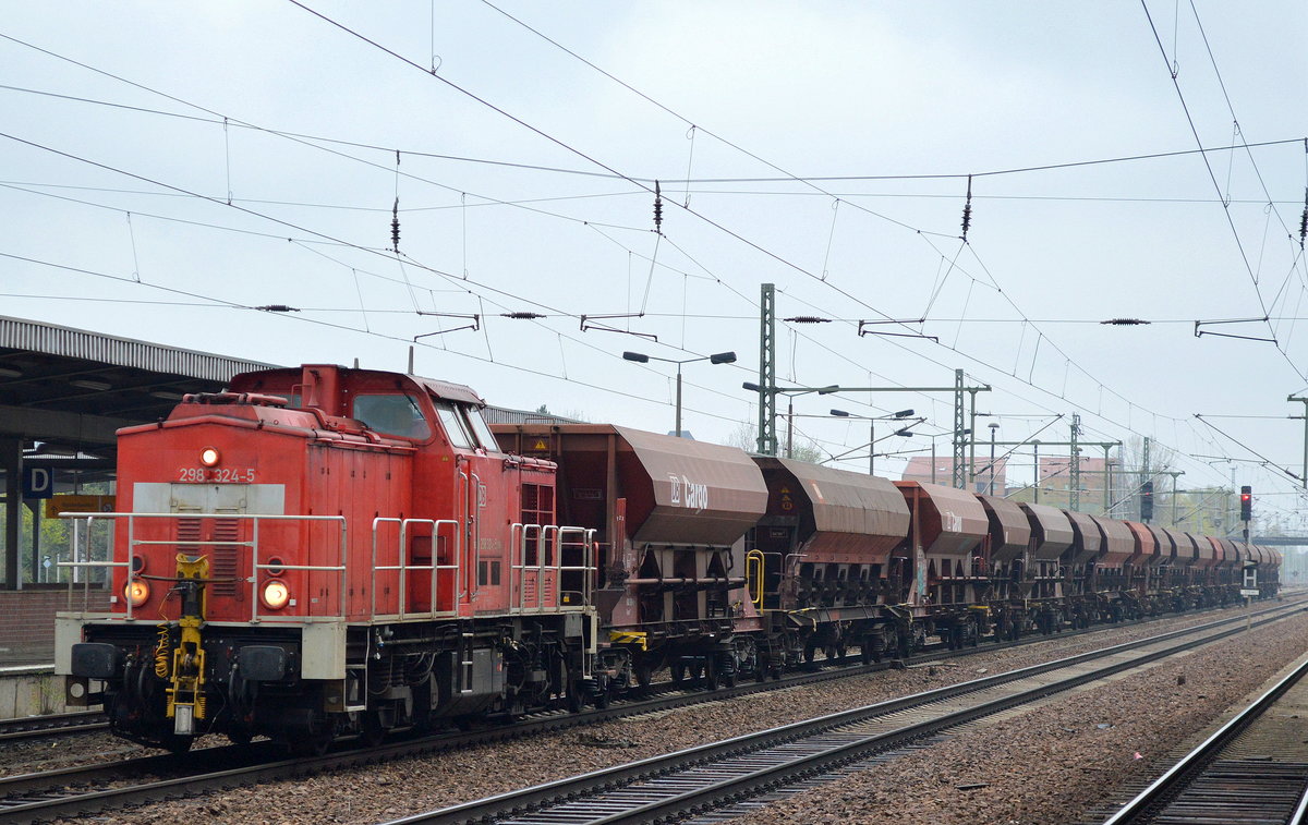 298 324-5 mit Schotterzug am 14.04.16 Bf. Flughafen Berlin-Schönefeld.