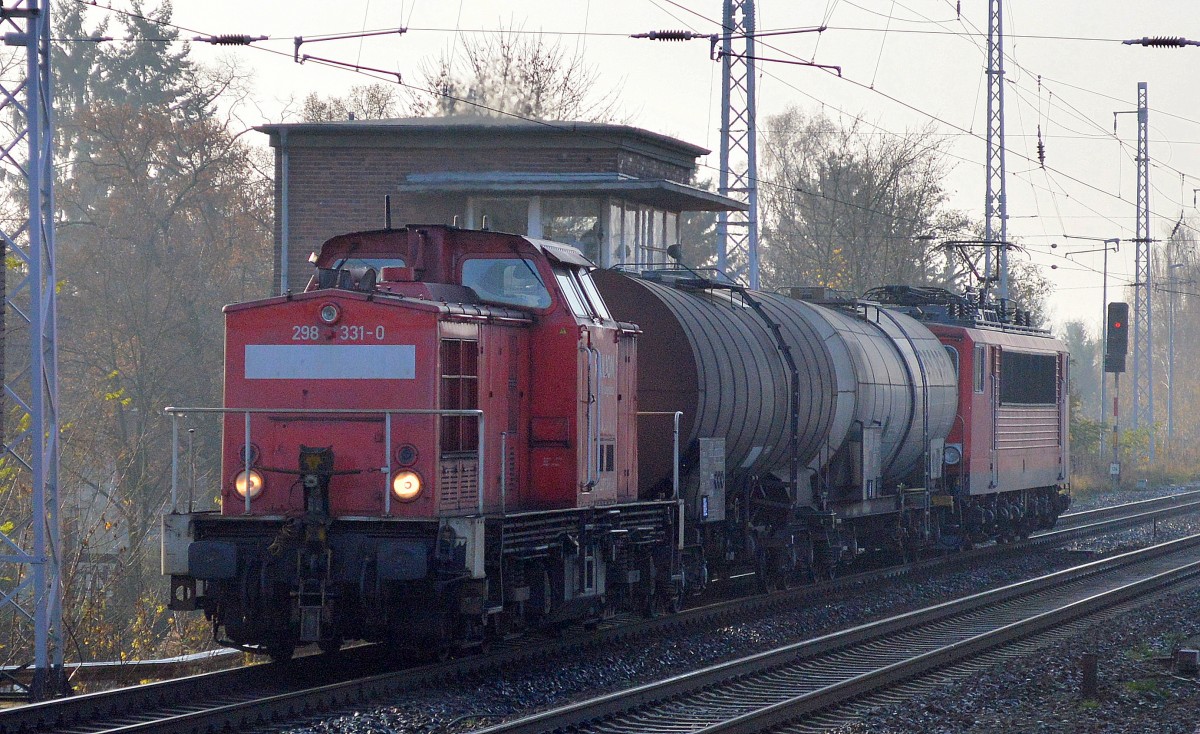 298 331-0 mit zwei Kesselwagen und 155 222-3 am Ende am 27.11.14 Berlin-Karow.