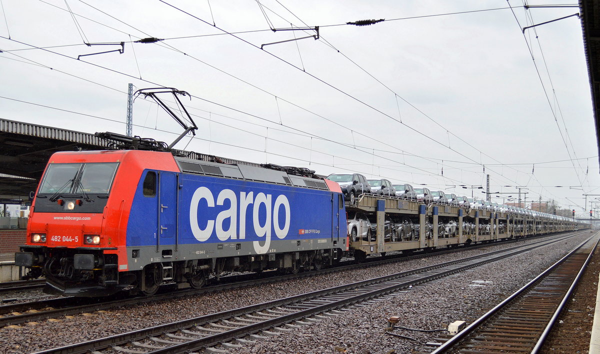 482 044-5 für HSL mit PKW-Transportzug mit fabrikneuen TOYOTA am 29.03.17 Bf. Flughafen Berlin-Schönefeld.