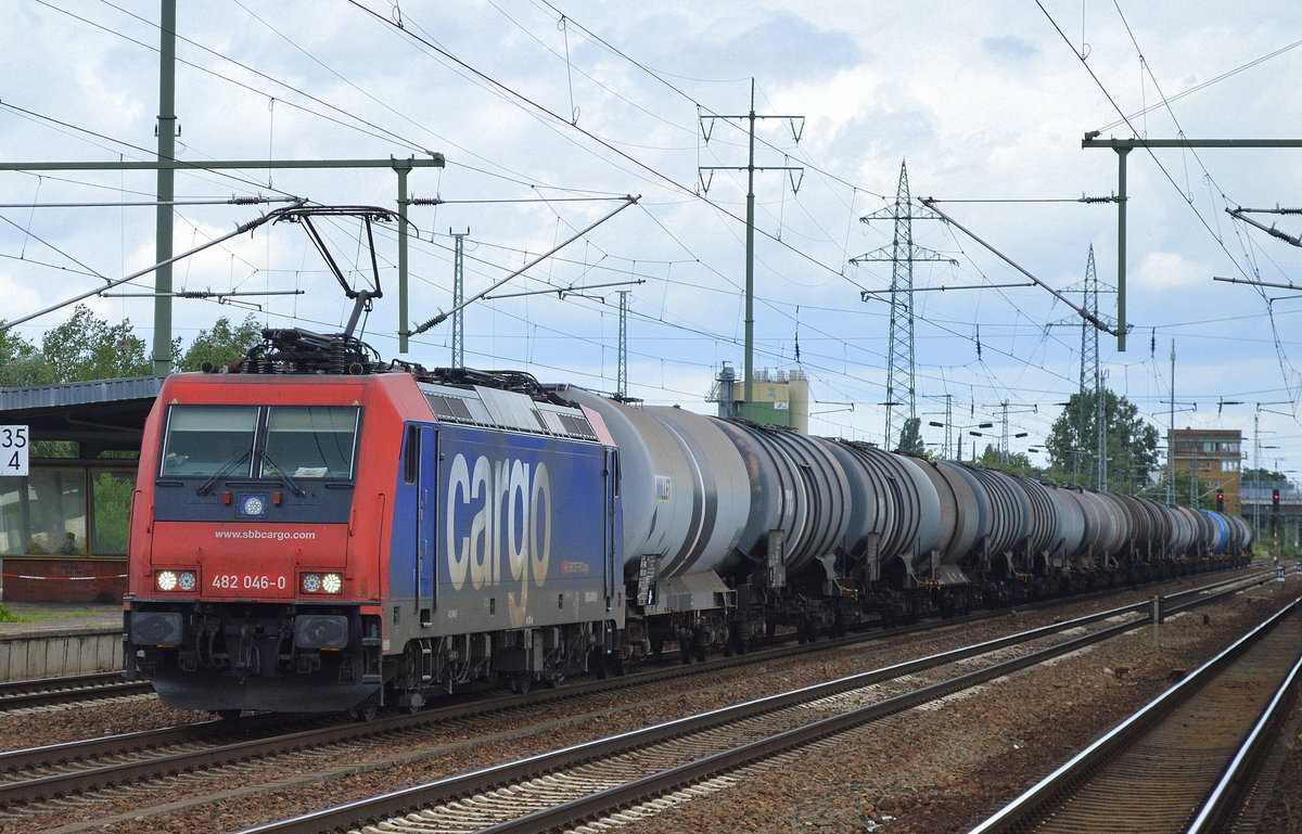 482 046-0 für HSL mit einem Kesselwagenzug unterschiedlicher Kesselwagen am 06.07.16 Bf. Flughafen Berlin-Schönefeld.
