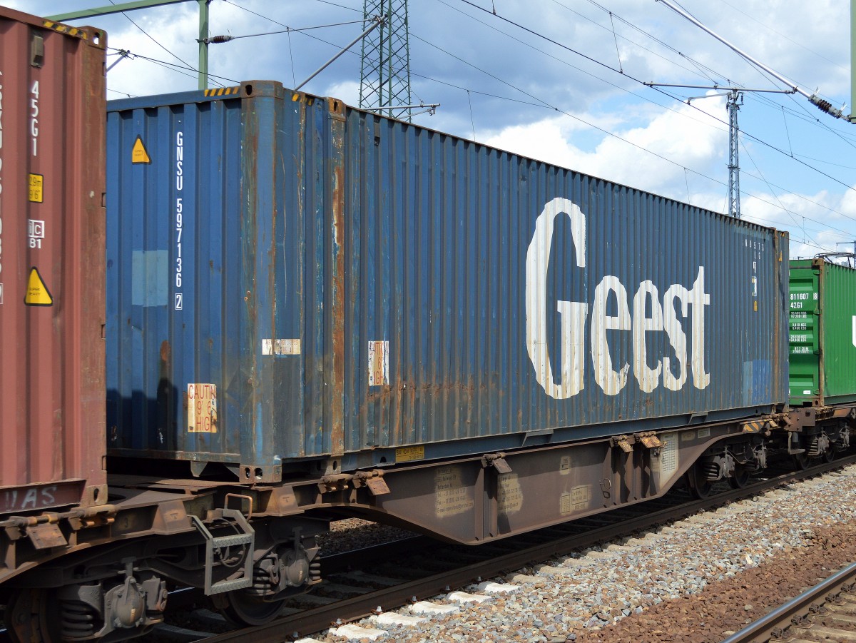 Ab und zu sind auch diese blauen 45 ft. Container mit der Auschrift Geest in Zügen zu sichten, es gibt eine britische Geest Line die zwischen der Insel und den Karibikstaaten verkehrt, deren Container sind aber weiß mit G-Logo?, vielleicht etwas niederländisches?, 12.08.14 Bhf. Fluzghafen Berlin-Schönefeld.  