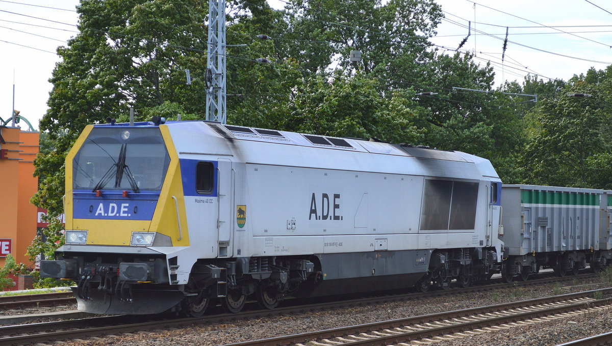 A.D.E. 264 007-6 mit dem üblichen firmeneigenen Ganzzug offener Drehgestellwagen am 08.08.17 Berlin Grünau.