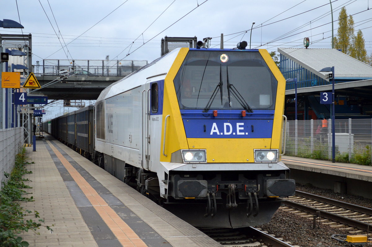 A.D.E. 264 007-6 mit einem langen Ganzzug offener Güterwagen bei eiliger Durchfahrt im Bf. Berlin Hohenschönhausen, 13.10.16