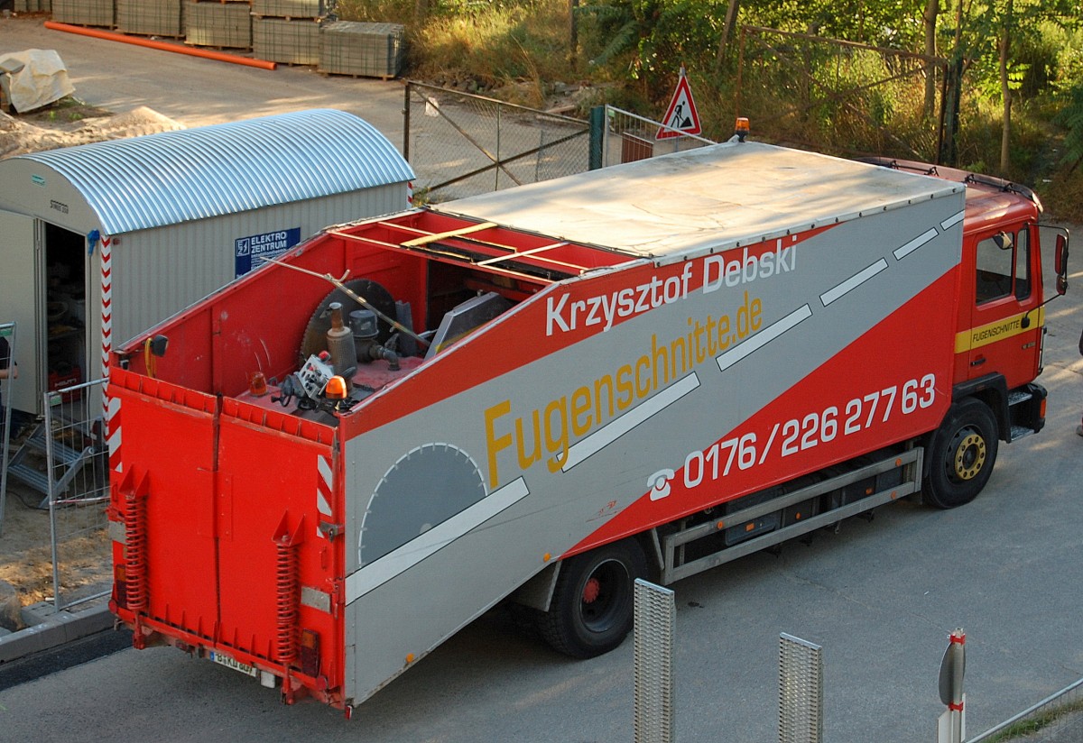 �lterer MAN LKW mit Spezialaufbau eines Bauunternehmens f�r Fugenschnitte im Stra�enbau, 16.08.13 Berlin-Pankow.