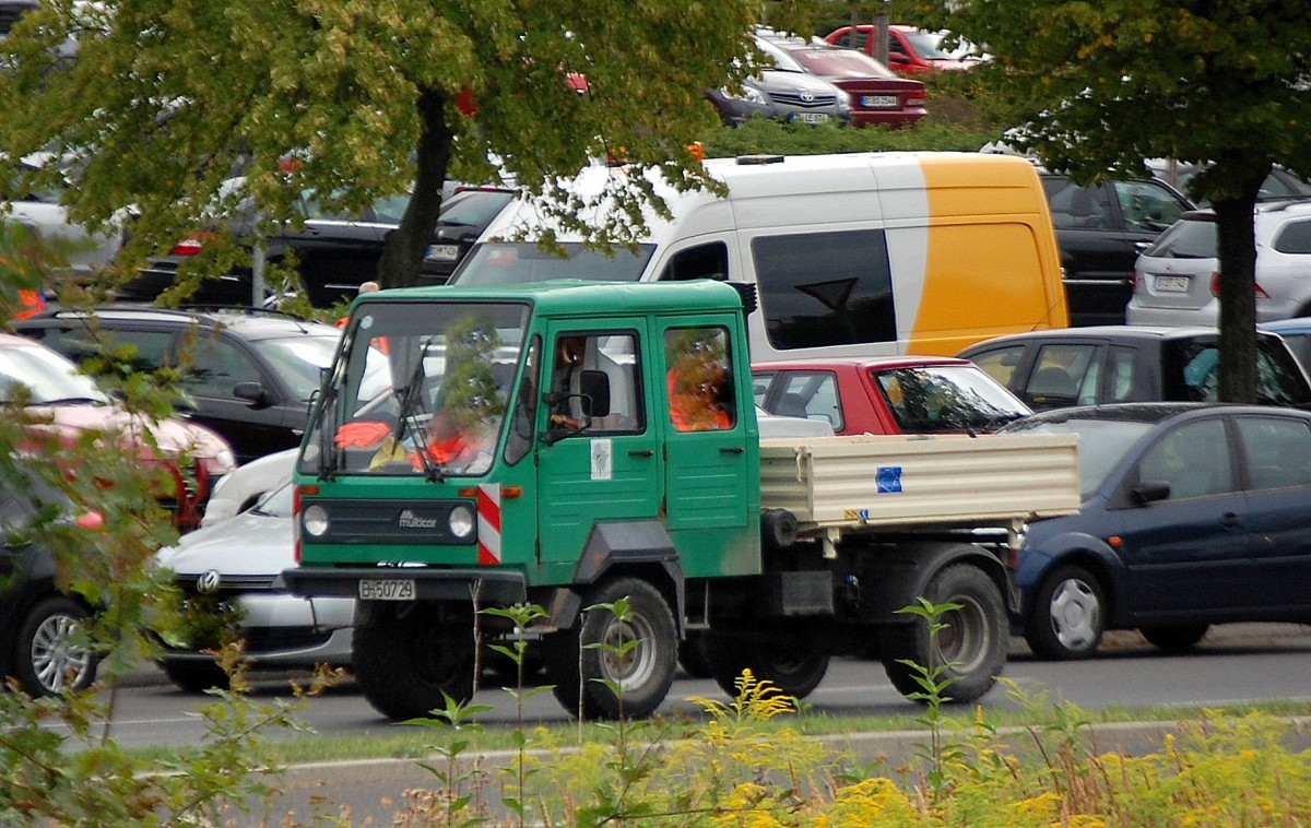 �lteres multicar Fahrzeug mit Ladefl�che vom Gartenbauamt Berlin-Marzahn, 19.08.13