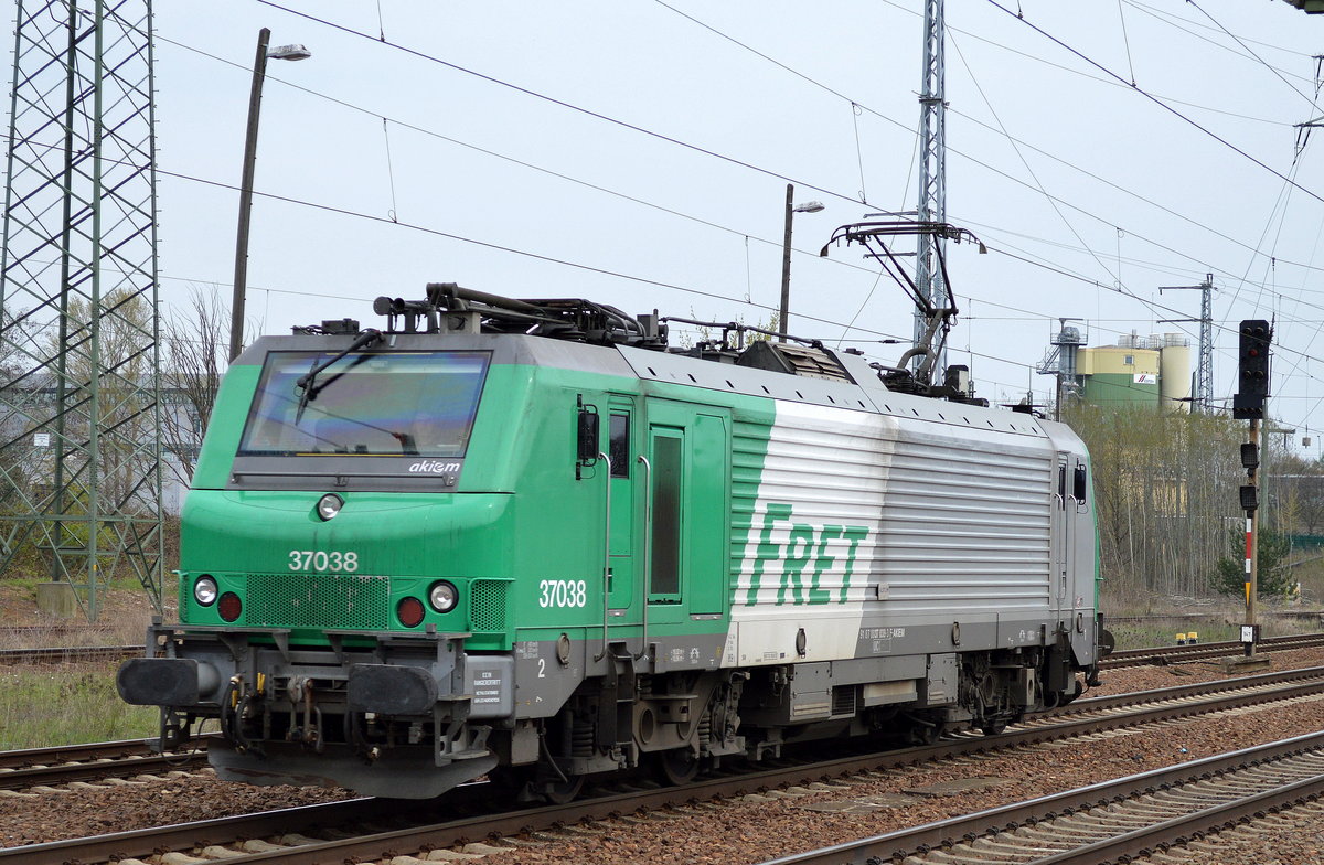 Akiem 37038 (91 87 0037 038-3 F-AKIEM) noch im original FRET Outfit bei eiliger Durchfahrt im Bhf. Flughafen Berlin-Schönefeld, welche EVU sie im Moment in Anspruch nimmt ist mir leider nicht bekannt, 15.04.16 Viele Grüße an den nett winkenden und hupenden Tf.