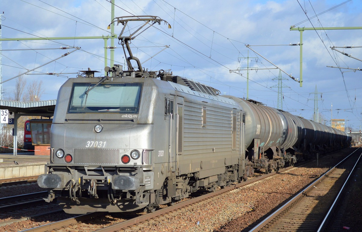 Akiem Lok 37031 (91 87 0037 031-8 F-AKIEM) schon seit einigen Jahren für CTL im Einsatz hat einen Kesselwagenzug im Bhf. Flughafen Berlin-Schönefeld zur Übergabe abgestellt, 19.11.15