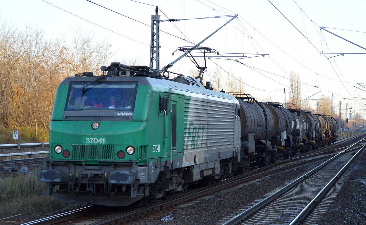 Akiem Lok 37041 für CTL mit Kesselwagenzug (geschmolzenes Schwefel) am 14.11.16 Berlin-Hohenschönhausen.