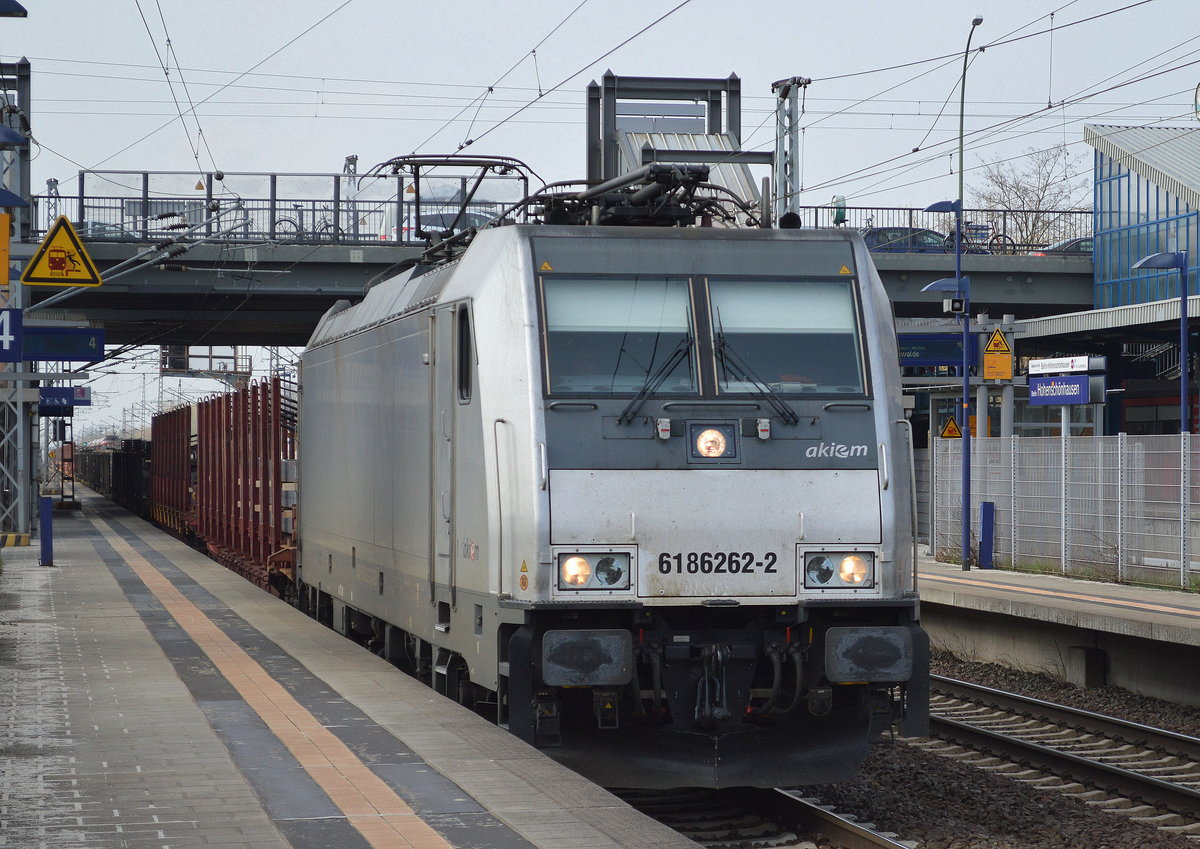 akiem Mietlok 186 262-2 [NVR-Number: 91 80 6186 262-2 D-AKIEM, Bombardier Bj.2014] für CTL mit einem Transportzug mit Stahllatten am 30.03.17 Bf. Berlin-Hohenschönhausen.