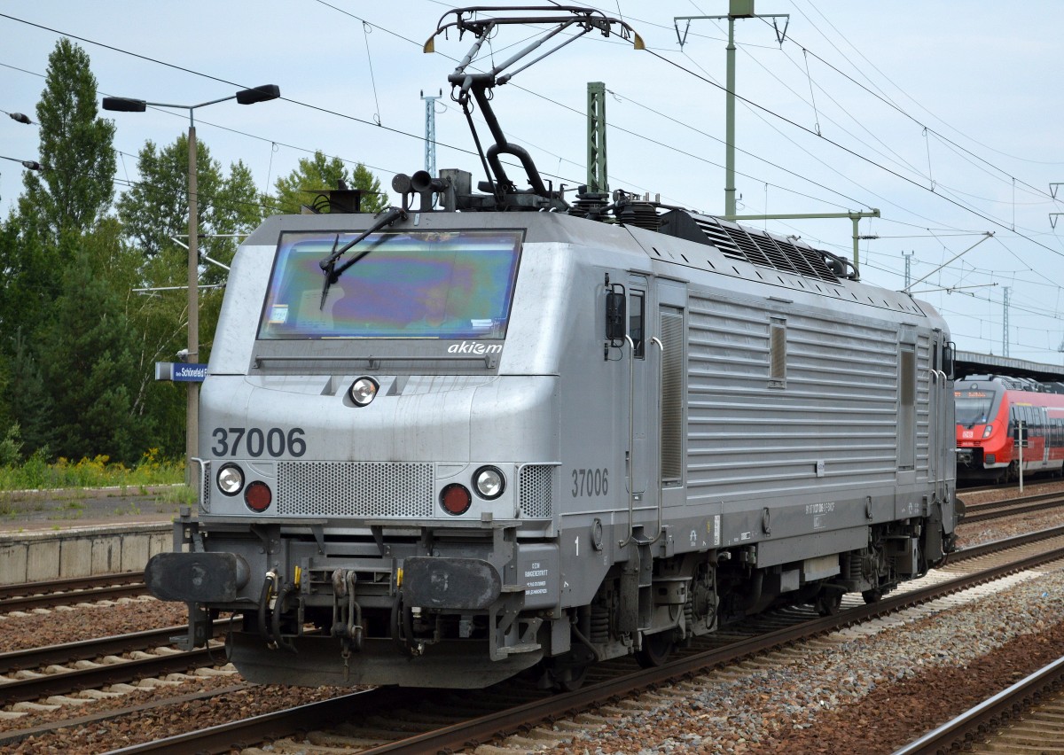 akiem Mietlok 37006 (91 87 0037 006-0 F-SNCF) am 07.08.14 Durchfahrt Bhf. Flughafen Berlin-Schönefeld, wie meistens lässt sich kaum feststellen für wen sie heute im Nordosten Deutschlans fuhr, schade.