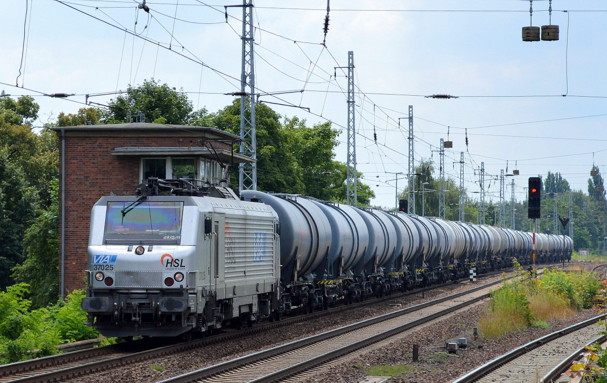 Akiem Mietlok 37025 für Via Cargo mit Kesselwagenzug Richtung Schwedt am 16.07.14 Berlin-Karow.