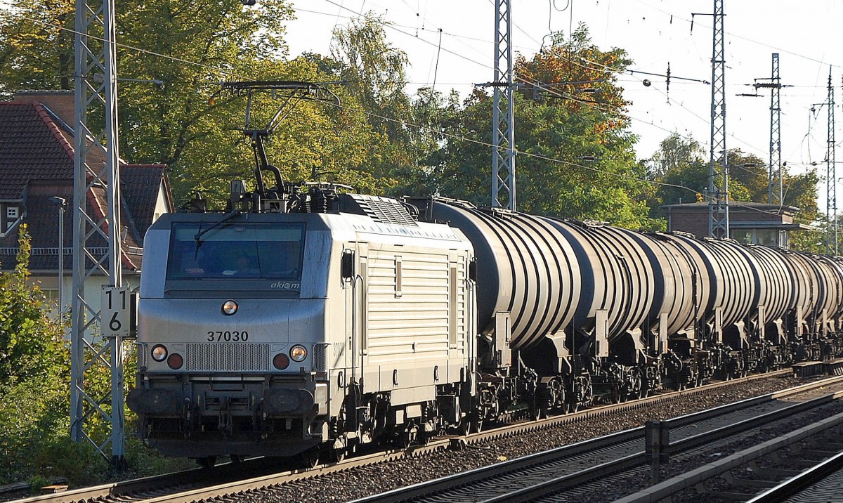 Akiem Mietlok 37030 f�r CTL t�tig mit Kesselwagenzug am 01.10.13 Berlin-Karow.