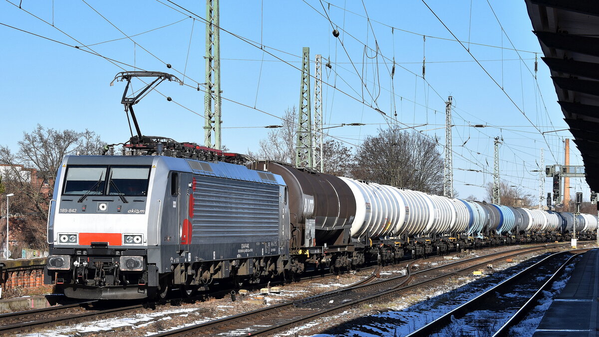 AKIEM SAS, Clichy [F] mit der Lok  189 842  [NVR-Nummer: 91 80 6189 842-8 D-AKIEM], aktueller Leasingnehmer unbekannt mit einem Kesselwagenzug (für Benzin) am 19.02.25 Höhe Bahnhof Magdeburg-Neustadt.