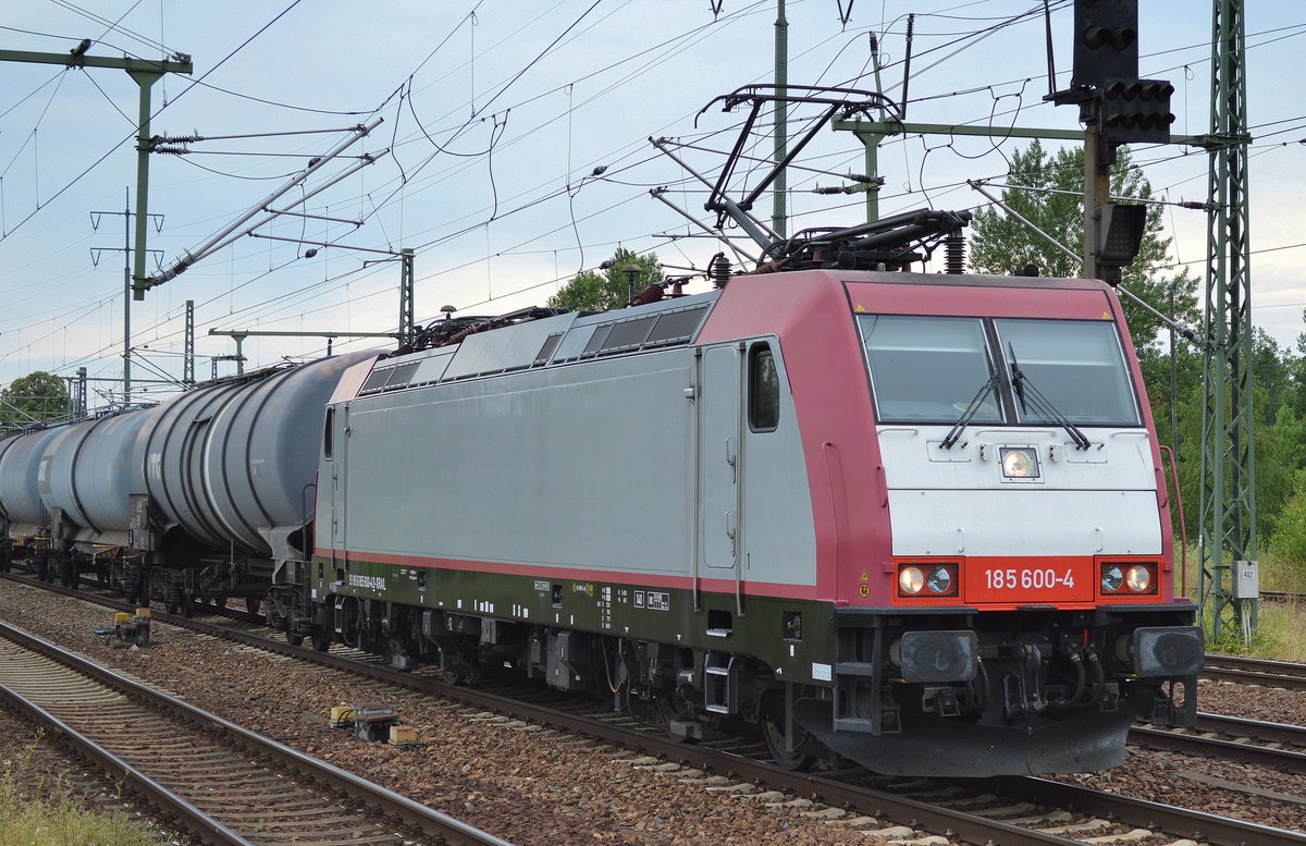 Aktuell jetzt wohl auch bei uns im Nordosten häufiger zu sichten, diese seit erst wenigen Tagen neu an HSL vermietete Ex-Crossrail Lok 185 600-4 [NVR-Number: 91 80 6185 600-4 D-XRAIL, Bombardier Bj.2008] mit einem Kesselwagenzug (leer) Richtung Stendell am 11.07.16 Bf. Flughafen Berlin-Schönefeld.