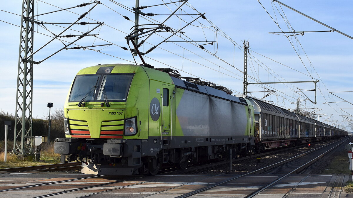 Alpha Trains Luxembourg s.à.r.l. mit ihrer recht neuen Vectron  7193 107  [NVR-Nummer: 91 80 7193 107-8 D-ATLU], Mieter unbekannt, ich vermute TXL?, mit einem Ganzzug österreichischer Schiebewandwagen am 18.12.25 Höhe Bahnübergang Bahnhof Rodleben.
