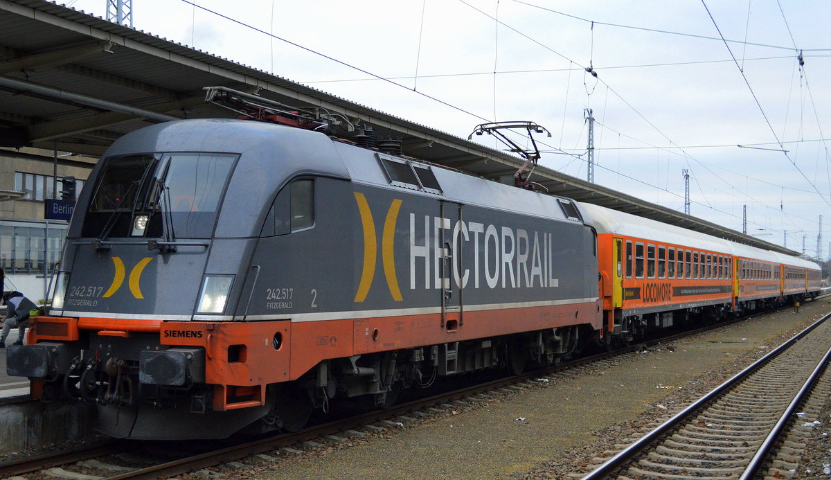 Als Bahnfan kann man nur hoffen und alles Gute wünschen, dass das Konzept von Locomore GmbH & Co. KG aufgeht, die Strecke bietet eine Reihe interessanter Haltepunkte, die Fahrpreise sind mehr als moderat und konkurrenzfähig gegenüber der DB u.Reisefernbussen und der Komfort der modernisierten und umweltfreundlichen Reisebahnwagen ausreichend, Manko bleibt gegenüber der DB und ihrem Hochgeschwindigkeitsverkehr vielleicht die Fahrzeit und die angebotene momentane Relation der Fahrzeiten ab Berlin Richtung Stuttgart, ein ähnliches Problem wie seinerzeit beim InterConnex, da es natürlich wesentlich günstiger wäre ab Morgens gen Süden zu fahren, als erst ab Mittags wenn man dann erst zum späteren Abend in Stuttgart oder Frankfurt, Heidelberg usw. ankommt. Es würde mich mal interessieren ob man bewusst sich den HEKTORRAIL Taurus 242 517 (182 517-3) angemietet hat weil er farblich ganz gut zu den orangen Personenwagen passt. Hier jedenfalls kurz vor der Abfahrt als D-Zug Loc 1819 am 15.12.16 Bf. Berlin-Lichtenberg.