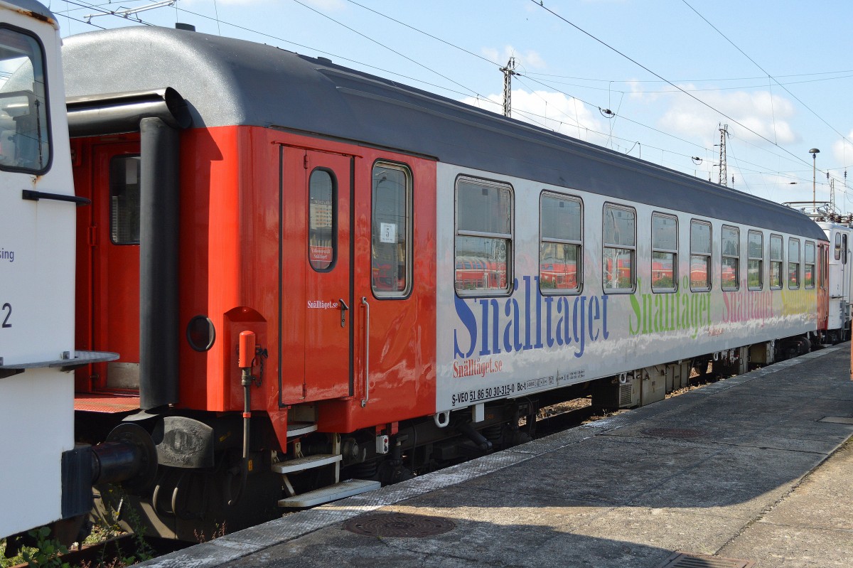 Am Tag und aus der Nähe sieht man die schwedischen Nachtzugwagen des Snälltaget Nighttrain EN 301 Berlin-Malmö in Berlin selten einmal, diesmal war einer zwischen den beiden GVG Loks 109-2 + 109-3 im Bhf. Berlin-Lichtenberg abgestellt, der Wagen mit der Nr. S-VEO 51 86 50 30-315-0 Bc-t am 15.07.15