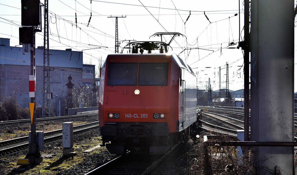AMEH Trans - ArcelorMittal Eisenhüttenstadt Transport GmbH, Eisenhüttenstadt [D]  145-CL 203  [NVR-Nummer: 91 80 6145 099-8 D-EKO] und einem Ganzzug Containertragwagen (leer) am 25.02.26 Durchfahrt Bahnhof Magdeburg-Neustadt. 