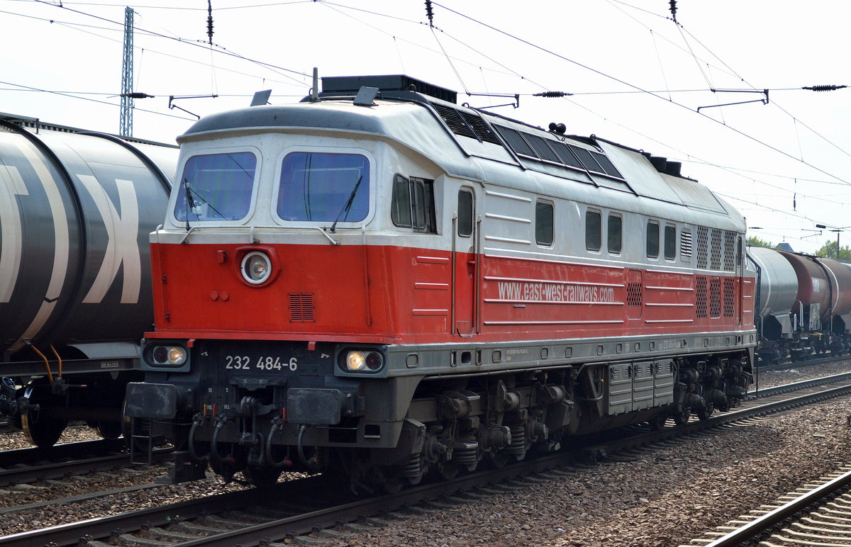 Anscheinend eine der ganz wenigen noch nicht umnummerierten Ludmilla aus der Flotte der ehemaligen East-West-Railways Flotte, die 232 484-6 (92 80 1223 484-6 D-DBSRP) am 16.09.16 Bf. Flughafen Berlin-Schönefeld. 