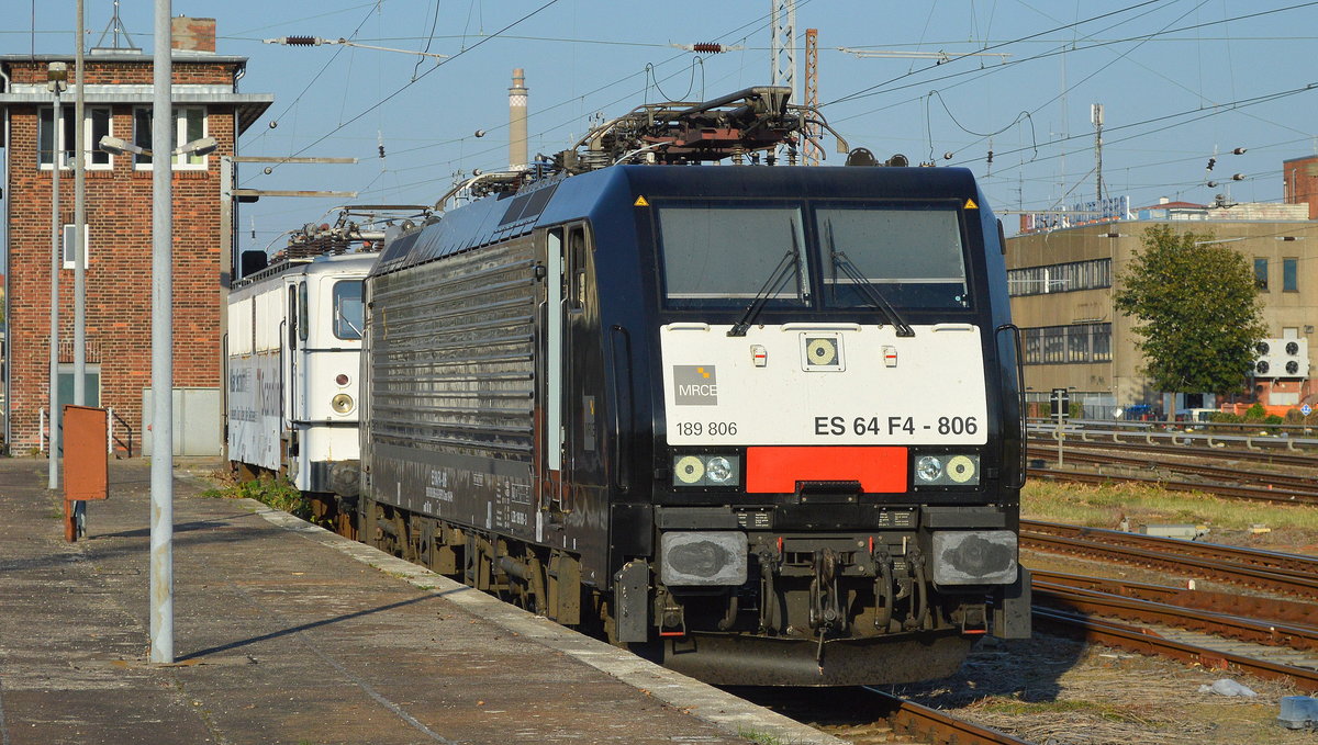 Anscheinend wurde im Führerhaus etwas repariert, jedenfalls stand am frühen Abend überraschend die MRCE Dispo-Lok ES 64 F4-806/ 189 806 (wohl für Raildox tätig) auf dem Abstellgleis Bf. Berlin-Lichtenberg, 27.09.16
