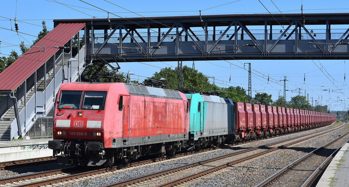 ArcelorMittal Eisenhüttenstadt Transport GmbH, Eisenhüttenstadt [D]  mit der angemieteten  145 056-8  [NVR-Nummer: 91 80 6145 056-8 D-DB] + der geleasten ATLU Lok  185 633-5  [NVR-Number: 91 80 6185 633-5 D-ATLU] als Doppeltraktion mit dem leeren Erzzug aus EKO Ziltendorf Richtung Hamburg am 12.08.25 Höhe Bahnhof Saarmund.