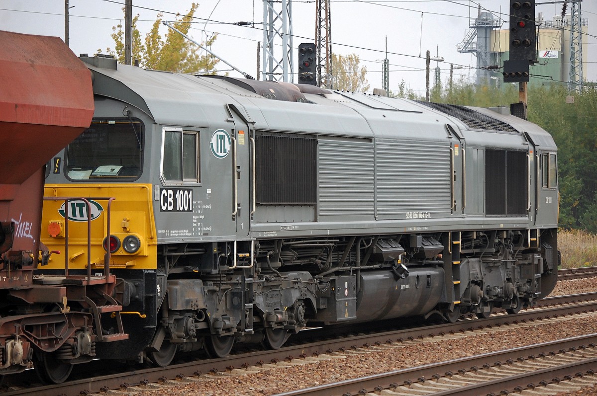 Ascendos Mietlok von ITL CB 1001 (266 106-4) mit Ganzzug offener Sch�ttgutwagen (Kiesbef�llung) beim Pausieren im Bhf. Flughafen Berlin-Sch�nefeld, 09.10.13